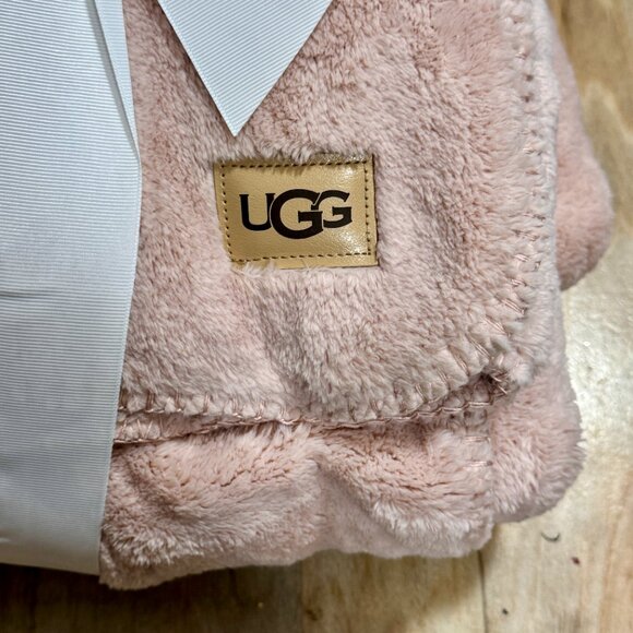 UGG Whitecap Throw Quartz Pink Fleece Blanket Bedding Reversible Faux Fur - Picture 3 of 8
